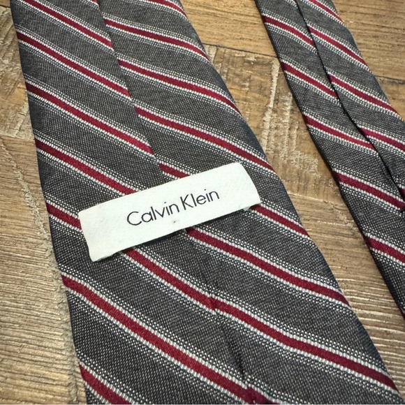 Calvin Klein Gray and Red Striped Men's Tie - Picture 4 of 6